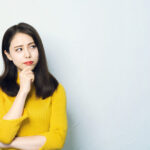 悩んでいる女性