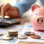 お金を計算している