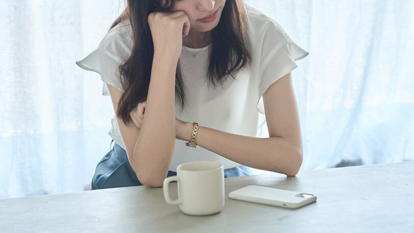 悩んでいる女性